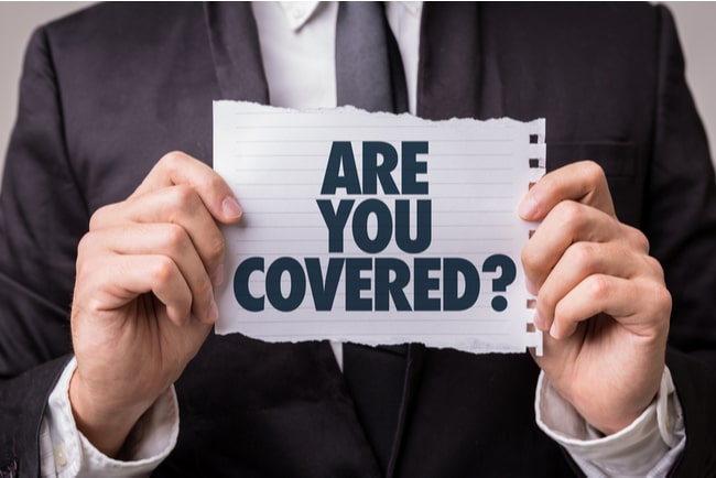 Man håller upp lapp där det står "Are you covered?"